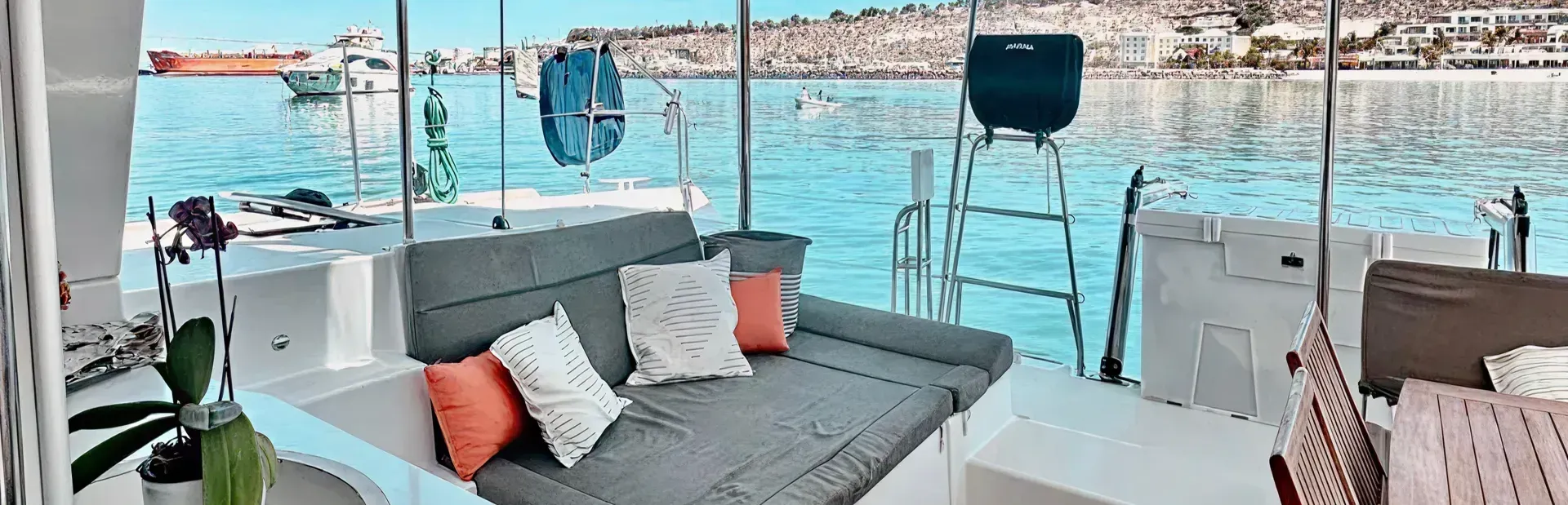 catamaran living room banner image