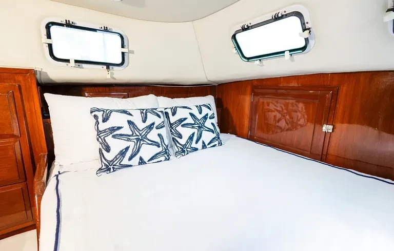 cabin with queen size bed for 2 people
